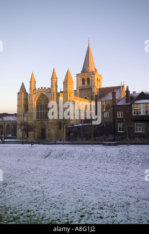 Rochester Cathedral in neve. Foto Stock