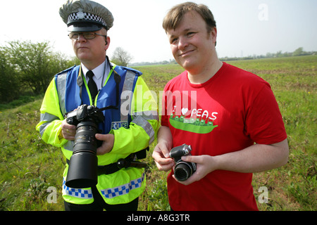 Fotografo di polizia e anti-colture GM diruttori, Cambridgeshire, England, Regno Unito Foto Stock