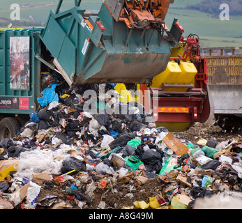 Un luogo di discarica occupato in azione con carrelli per la polvere rifiuti camion e bulldozer. Beddingham, sud-est del Regno Unito. Foto Stock