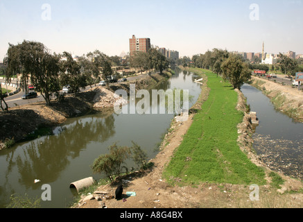 Inquinamento lungo il fiume Nilo Canal del Cairo in Egitto. Foto Stock