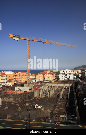 Gru sul sito in costruzione in Playa San Juan Tenerife Isole Canarie Foto Stock