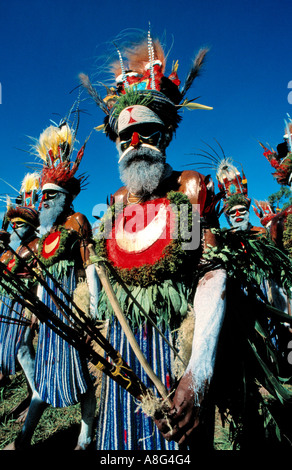 Decorate aborigeno con arco e frecce, Mt. Hagen, Papua Nuova Guinea Foto Stock