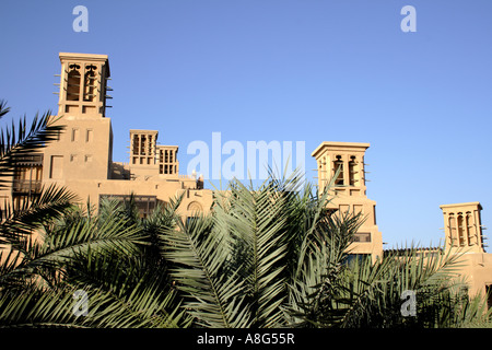 Torri del vento presso il Madinat Al Quasr, Jumeirah, Dubai, Emirati Arabi Uniti. Foto di Willy Matheisl Foto Stock