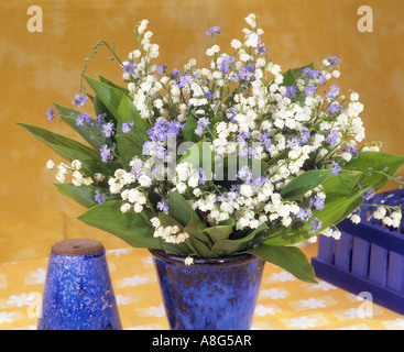 Bouquet con giglio della valle e dimenticare-me-non Foto Stock