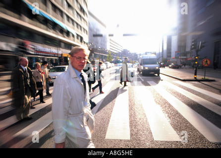 Pedone su attraversamento pedonale, Stoccolma, Svezia Foto Stock