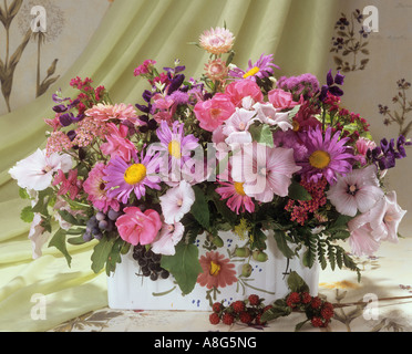 Bouquet con fiori diversi Foto Stock