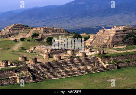 Grand Plaza e le piramidi della piattaforma nord presso il sito archeologico zapoteco di Monte Albán, Oaxaca, Messico. Foto Stock