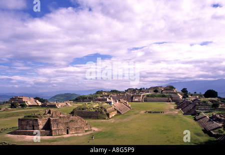 Grand Plaza e le piramidi della piattaforma nord presso il sito archeologico zapoteco di Monte Albán, Oaxaca, Messico. Foto Stock