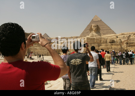 I turisti fotografare Piramidi e Sfinge a Giza, vista posteriore al Cairo, Egitto, Medio Oriente Foto Stock