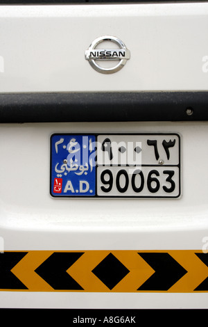 Patente di guida numero di targa di un bianco Abu Dhabi auto Nissan, Emirati Arabi Uniti. Foto di Willy Matheisl Foto Stock