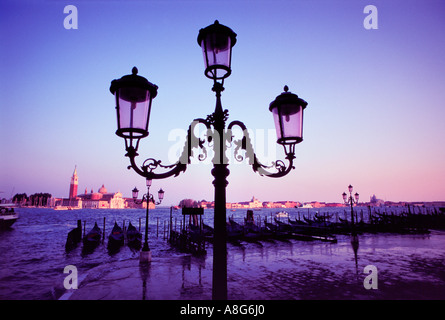 Lampada decorativa post e gondole al Canale Grande, Venezia, Italia Foto Stock
