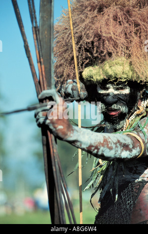Decorate aborigeno con arco e frecce, Mt. Hagen, Papua Nuova Guinea Foto Stock
