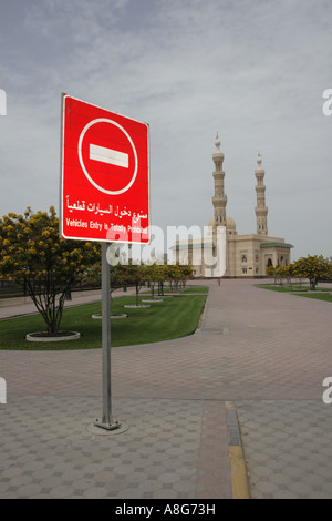 Un modo firmare all'entrata della moschea della città di Sharjah, accanto a Dubai, Emirati Arabi Uniti. Foto di Willy Matheisl Foto Stock