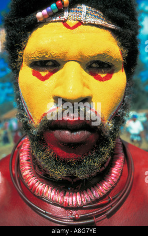 Decorate aborigeno con giallo faccia dipinta, Mt. Hagen, Papua Nuova Guinea Foto Stock