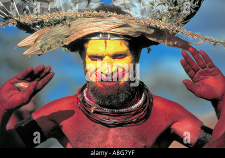 Decorate aborigeno con giallo faccia dipinta, Mt. Hagen, Papua Nuova Guinea Foto Stock