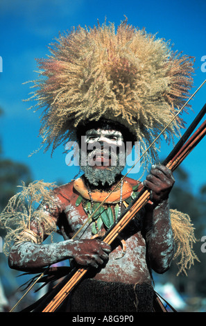 Decorate aborigeno con arco e frecce, Mt. Hagen, Papua Nuova Guinea Foto Stock