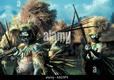Decorate aborigeno con arco e frecce, Mt. Hagen, Papua Nuova Guinea Foto Stock