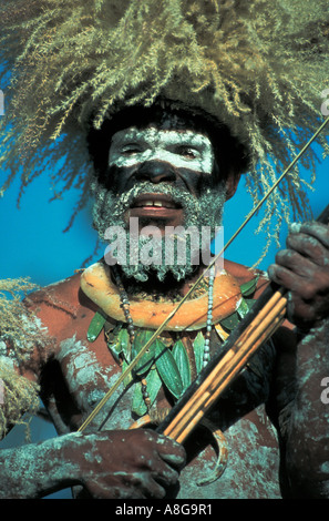 Decorate aborigeno con arco e frecce, Mt. Hagen, Papua Nuova Guinea Foto Stock