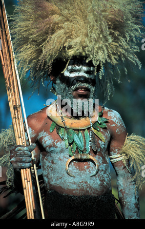 Decorate aborigeno con arco e frecce, Mt. Hagen, Papua Nuova Guinea Foto Stock