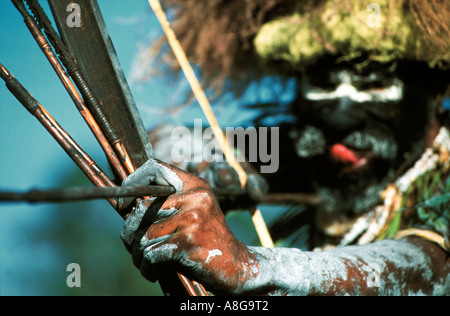 Decorate aborigeno con arco e frecce, Mt. Hagen, Papua Nuova Guinea Foto Stock
