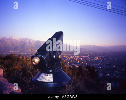 Vista di Santiago, Cile e delle Ande da Cerro San Cristobal Foto Stock