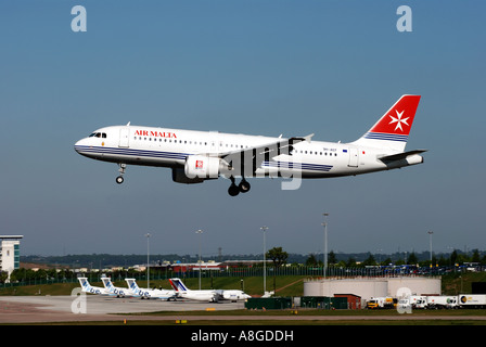 Air Malta un aeromobile di tipo Airbus A320 atterraggio all'Aeroporto Internazionale di Birmingham, West Midlands, England, Regno Unito Foto Stock