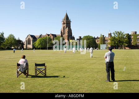 Partita di cricket a scuola di Rugby, Warwickshire, Inghilterra, Regno Unito Foto Stock