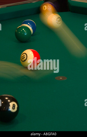 La piscina di palline in moto sulla tabella Foto Stock