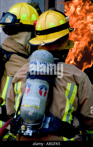 Vigili del fuoco fiamme di combattimento Foto Stock