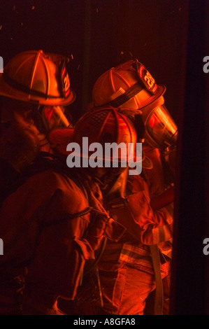 I vigili del fuoco all'interno di edificio in fiamme Foto Stock