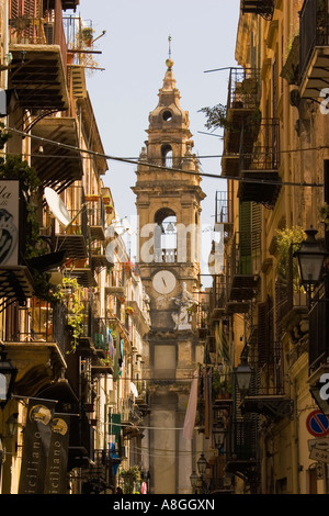 Visualizza in basso la stretta strada di Via dello orologio per la Chiesa di S Ignazio Palermo Sicilia Italia Foto Stock
