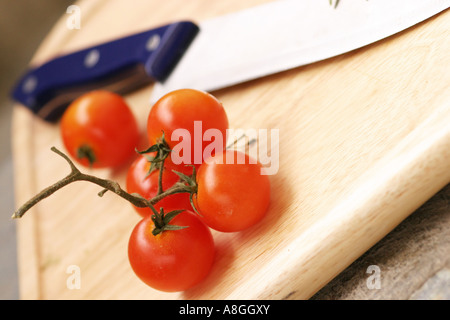 Pomodori ciliegia e coltello Foto Stock