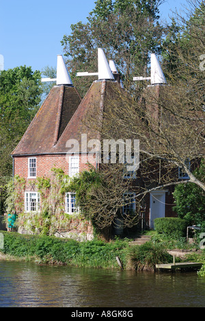 Oast House sul fiume medway a Yalding vicino a Maidstone Kent Foto Stock