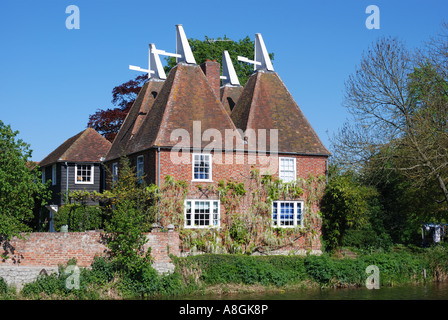 Oast House sul fiume medway a Yalding vicino a Maidstone Kent Foto Stock