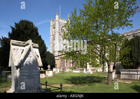 Regno Unito Inghilterra Dedham Essex Suffolk confini veduta della chiesa di St Marys dal cimitero Aprile 2007 Foto Stock