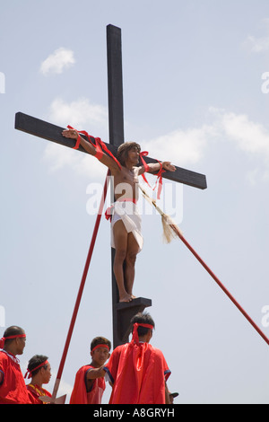 La Crocifissione di Flagellants, Venerdì Santo riti quaresimali, San Pedro Cutud, San Fernando, Filippine Foto Stock