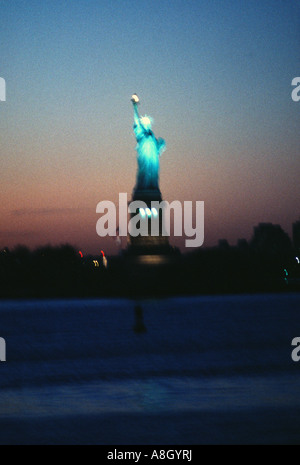 Statua della libertà di notte NYC Foto Stock