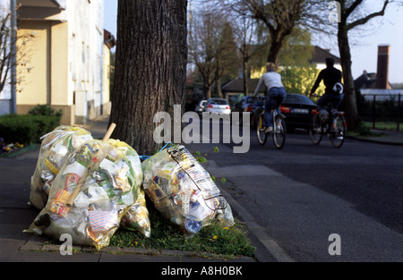 Cancellare i sacchetti di plastica dei rifiuti domestici per il riciclaggio in attesa collezione, Leichlingen, Renania settentrionale-Vestfalia (Germania). Foto Stock