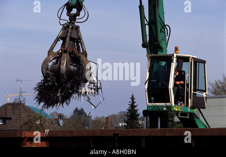 Metallo di riciclaggio essendo caricati su carri ferroviari a Solingen, Renania settentrionale-Vestfalia (Germania). Foto Stock