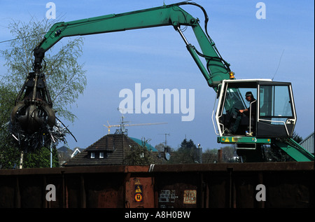 Metallo di riciclaggio essendo caricati su carri ferroviari, Solingen, Renania settentrionale-Vestfalia (Germania). Foto Stock