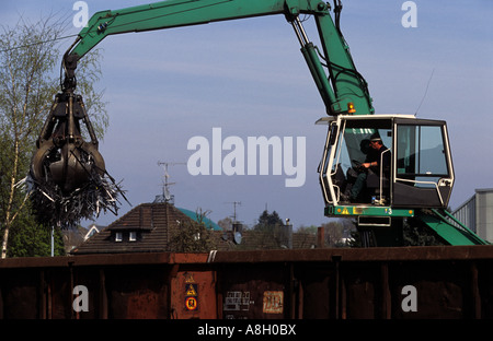 Metallo di riciclaggio essendo caricati su carri ferroviari, Solingen, Renania settentrionale-Vestfalia (Germania). Foto Stock