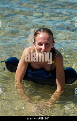 Giovane donna in mare Foto Stock