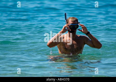 L'uomo snorkeling nel Mare Adriatico Foto Stock