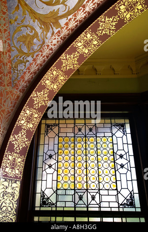 La sala da pranzo a Flagler college che mostra la parete sollievo e tiffany vetrate colorate del vecchio Ponce de Leon hotel St agost Foto Stock