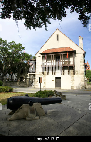 Il luogo di mercato cannon cercando di fronte al municipio della città vecchia dalla piazza del paese a St Augustine, Florida USA Foto Stock