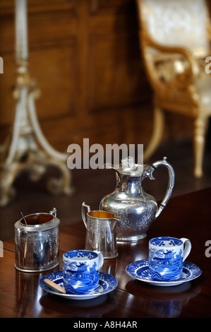 Un argento georgiano SET CAFFÈ NELLA SALA DA PRANZO A CASA HALSWELL vicino Bridgwater SOMERSET REGNO UNITO Foto Stock