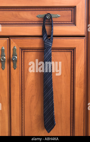 Tirante appeso sul petto di cassetti Foto Stock