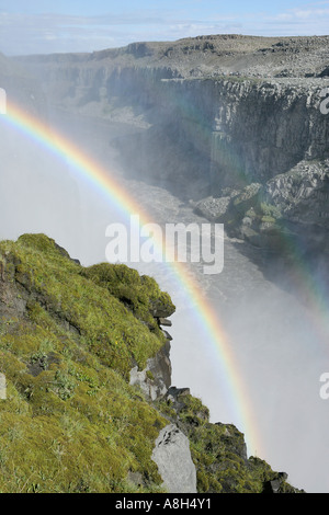 Rainbow su cascate di Dettifoss Islanda Foto Stock