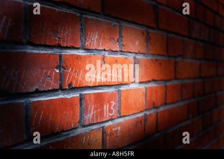 Muro di mattoni e gesso scritti Foto Stock