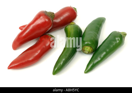 Produzione vegetale tipico supermercato comprato red peperoncini verdi Foto Stock